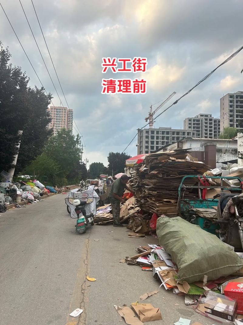 北辛街道组织的兴工街废品回收站强制清理行动迎